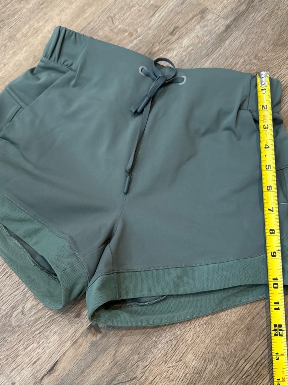 Lululemon Women's Drawstring Active Shorts - Green - Picture 9 of 9